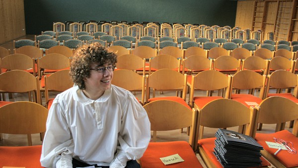 Mehrzweckhalle Beber: Der Hauptdarsteller vor den noch leeren Stuhlreihen, hier am Premierentag von Lysander 2009