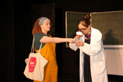 Zora und Curie retten die Schule, Generalprobe und Premiere in Beber 2023. Foto: Stefan Zawilla, Junges Theater Beber