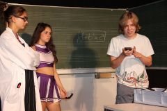 Zora und Curie retten die Schule, Generalprobe und Premiere in Beber 2023. Foto: Stefan Zawilla, Junges Theater Beber