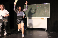 Zora und Curie retten die Schule, Generalprobe und Premiere in Beber 2023. Foto: Stefan Zawilla, Junges Theater Beber