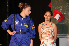 Zora und Curie retten die Schule, Generalprobe und Premiere in Beber 2023. Foto: Stefan Zawilla, Junges Theater Beber