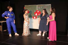 Zora und Curie retten die Schule, Generalprobe und Premiere in Beber 2023. Foto: Stefan Zawilla, Junges Theater Beber