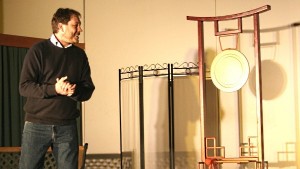 Begrüßung in der Martin-Luther-Gemeinde Hameln, hier 2009 vor dem Bühnenbild von Turandot