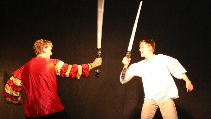 Junges Theater Beber: Juan und Don Quijote fechten