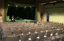 Martin-Luther-Kirche Hameln, Gemeindesaal: Innenansicht mit Bühne, Junges Theater Beber