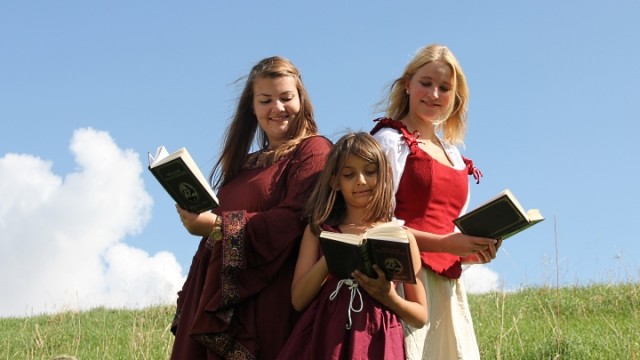 Viel Lärm um nichts 2014, Fotoshooting: drei Mädchen lesen Shakespeare (Junges Theater Beber)