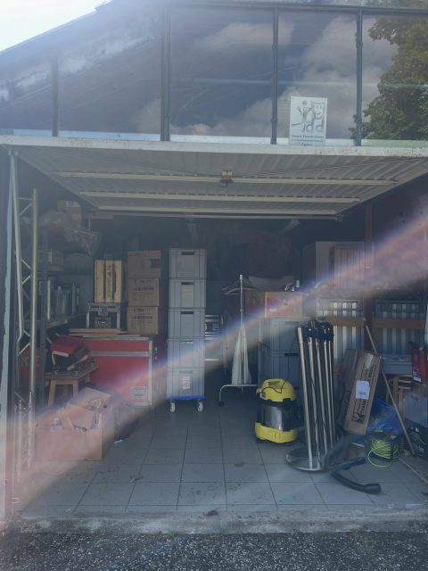 Vorher - Zwischendurch - Nachher 
Heute haben wir bei bestem Wetter unser Lager aufgeräumt!🌞Dabei haben wir viel ausgeräumt, durchgefegt & Alles wieder ordentlich eingeräumt. Wir waren also ganz schön fleißig🙊🥰
#theater #dideldadeldum #clean
